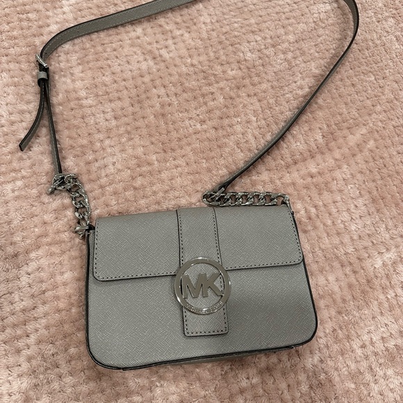 Cute MK crossbody, silver chain and logo. - Picture 3 of 4